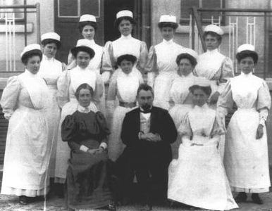 Edith Cavell (asseguda a l'esquerra), Antoine Depage (assegut al centre) i part de les infermeres de l'institut mèdic-quirúrgic d'Uccle