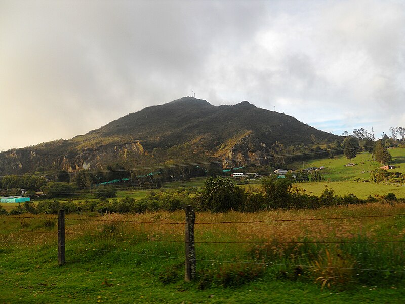 File:Cerro en el páramo de Cruz Verde.JPG