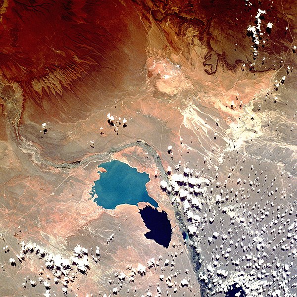 Almost the whole extent of the Neuquén Group is exposed between Lake Los Barreales and the bend of the Neuquén River in the center of this photo.To th