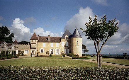 Перед замком. Шато д'Икем. Chateau d'Yquem замок. Шато Пишон Лонгвиль Барон замок. Chateau Petrus замок.