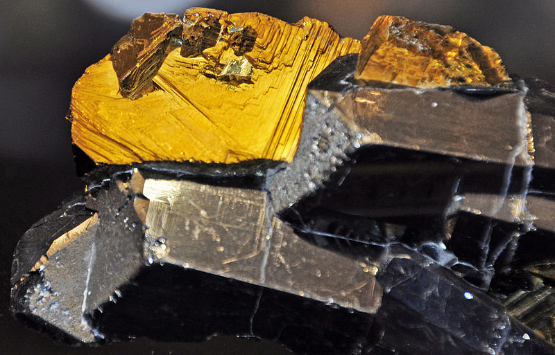 File:Chalcopyrite on tennantite (Russia).jpg