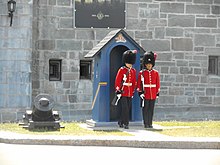 A sentry of the Royal 22nd Regiment in the process of being relieved by his replacement, at the Citadelle of Quebec Changement de sentinelles - 03.jpg