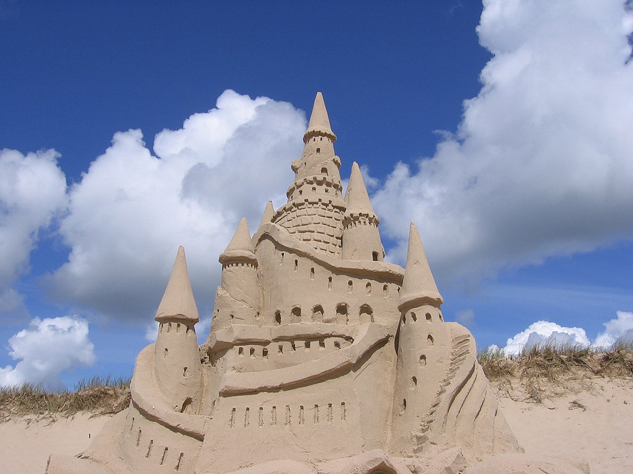 Deux Garçons Construisent Des Châteaux De Sable Sur La Plage En