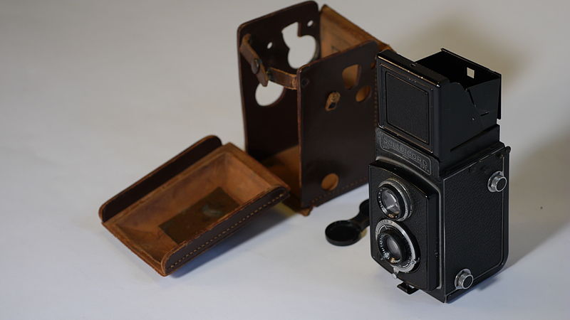 File:Classic cameras P1010954-RCTR (9153342072).jpg