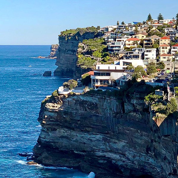 File:Clifftop homes in Dover Heights, Sydney.jpg