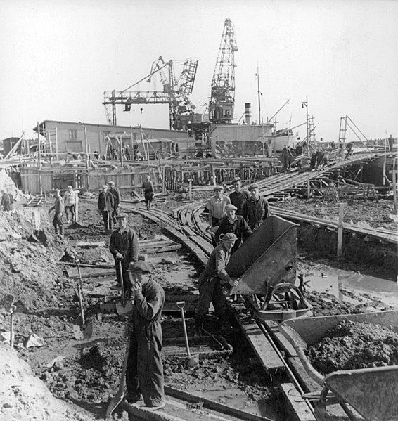 File:Construction-workers-reconstructing-a-port-in-Finland-1941-142437057478.jpg