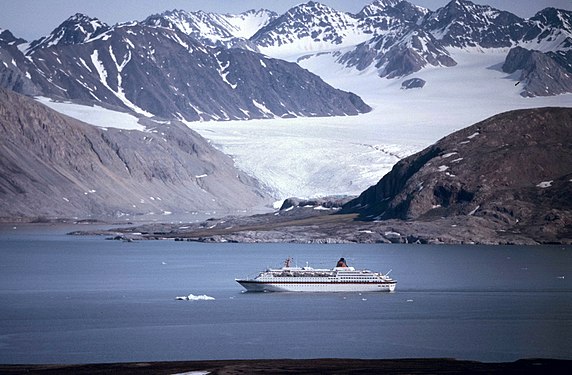 Cruise Ship in Kongsfjord, western Svalbard, 1986, view from Scheteligfjell (700 m a.s.l.), glacier Blomstrandbreen in the background