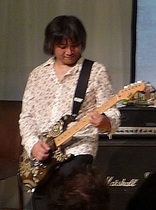 Senoue treedt op in Londen in 2010