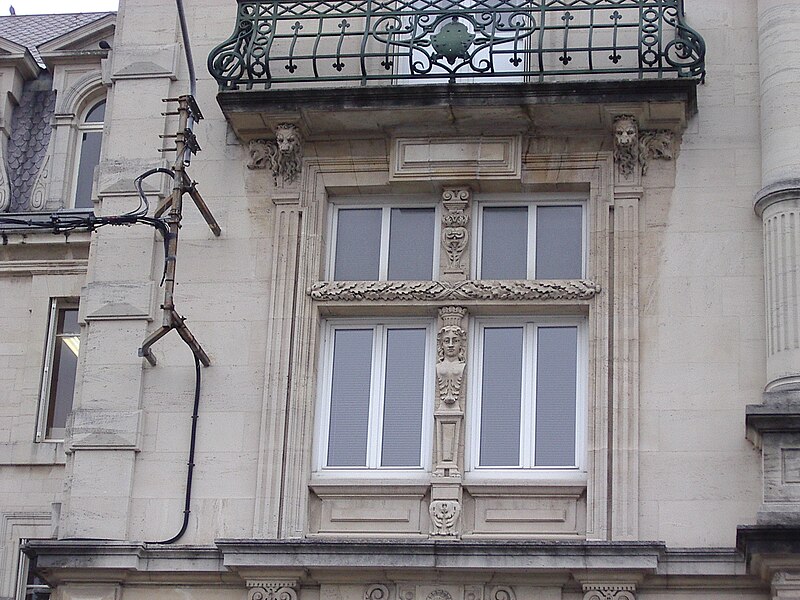 File:Détail fenêtre Mézières.JPG