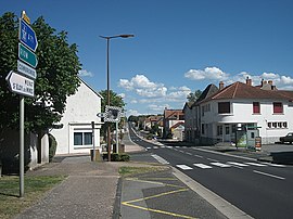Jalan utama (D 2144 menuju clermont-ferrand).