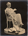 אישה קוראת ספר במוזיאון די פטי פלה בפריז, טרקוטה של הפסל מוצג במוזיאון ישראל