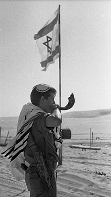 Soldato israeliano che soffia lo shofar 1969