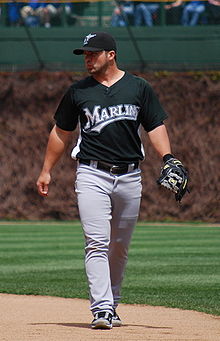 Dan Uggla con un uniforme de los Marlins de Florida