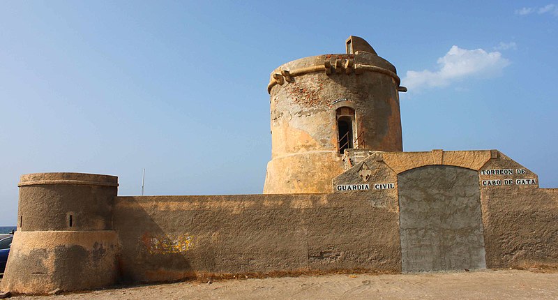 File:Der Turm Torre de San Miguel am Strand.jpg