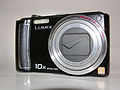 Panasonic Lumix DMC-TZ5. Uveden na trh v roce 2008. 9,1 Mpx a 10× optický zoom