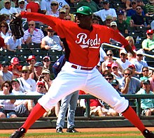 Dontrelle Willis Cincinnati Reds için atış yapıyor. Willis de yeşil bir şapka takıyor