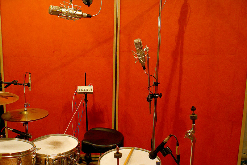 File:Drum mic setting, Marc Morgan album recording, LowSwing studio, Berlin, 2011-01-25 22 27 54.jpg