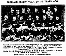 Foto dari Dundalk R. F. C. tim 1894-95, yang diterbitkan di Dundalk Demokrat, 16 April 1932