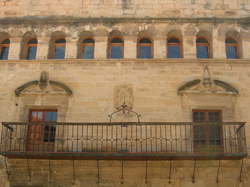 File:E12 Casa de la Vila, façana renaixentista, balconada i arcs.jpg