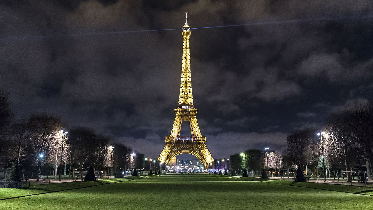File:Eiffel Tower by night, Paris, FRANCE.jpg - Wikimedia ...