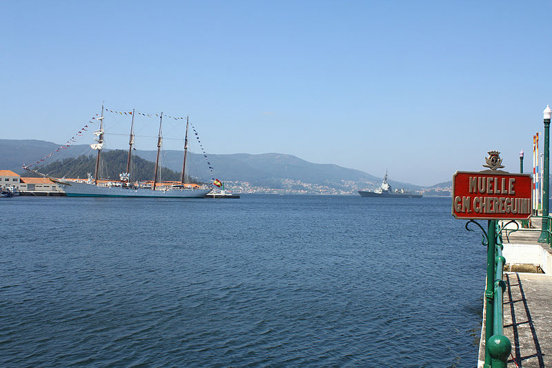 File:El Buque Escuela Juan Sebastián de Elcano y la fragata F-101 "Álvaro de Bazán" (14737076533).jpg