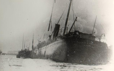 Le bateau à vapeur Cabo Machichaco en flammes dans la baie de Santander, le 3 novembre 1893.