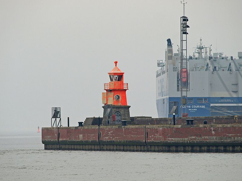 File:Emden Leuchtturm Westmole.jpg