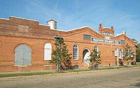 Reeves Peanut Company, société d'arachide située au 340 East Broad Street à Eufaula, en Alabama. Cet entrepôt a été construit par la Eufaula Grocery Company (société d'épicerie) en 1903 dans un style néo-Renaissance.