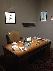 La table de travail d'Uderzo (haut) et le bureau de Goscinny (bas), reconstitués en 2013 pour l'exposition Astérix à la BnF !.