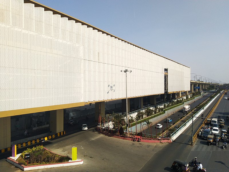 File:Facade of PCMC Bhavan metro station.jpg