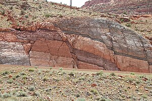 Moenkopi Formasyonundaki Faylar Moab Kanyonu Utah USA 01.jpg