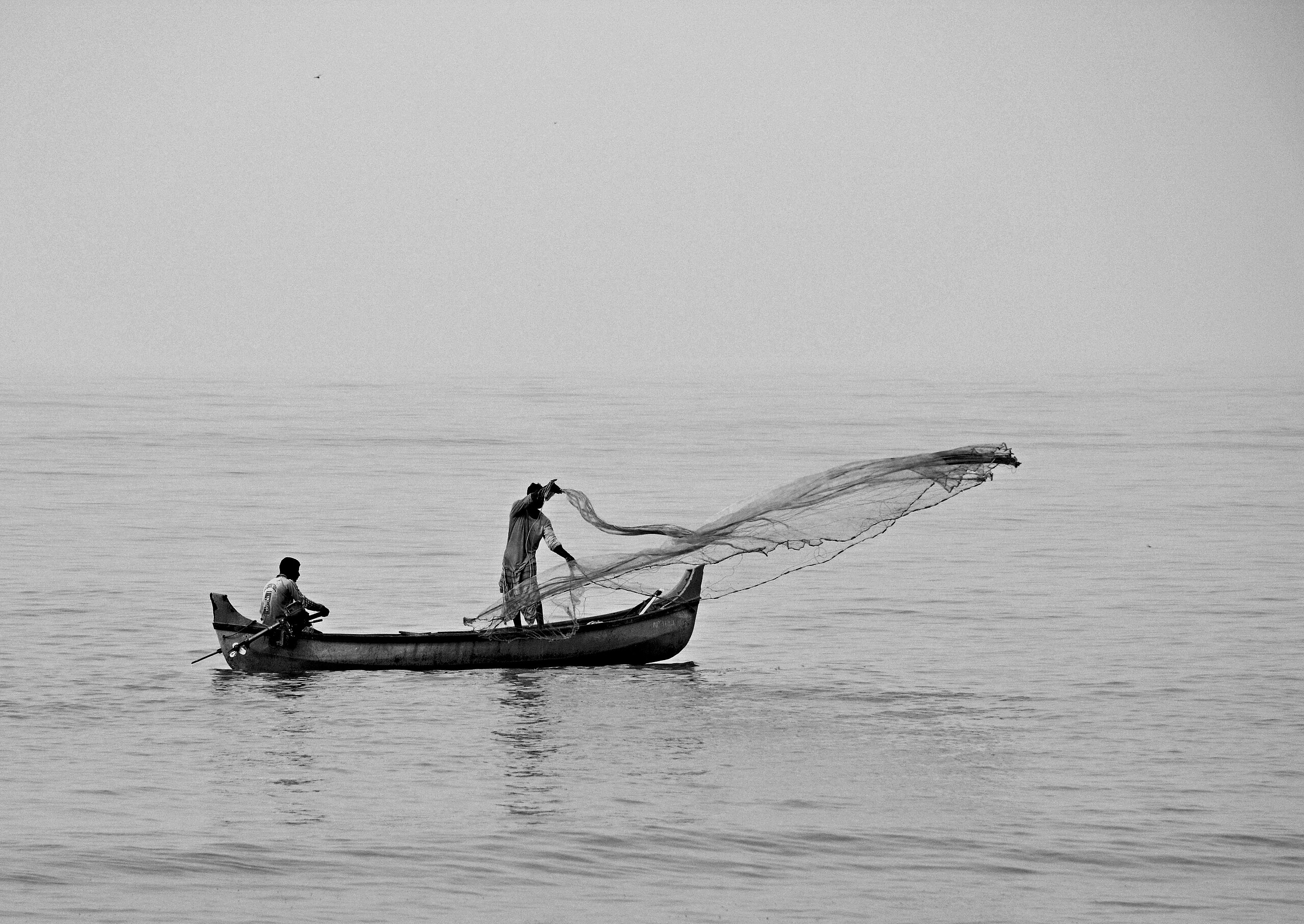 File:Fishing with cast-net from a boat near Kozhikode Beach.jpg - Wikimedia  Commons