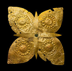 Ornement en feuille d'or, en forme de fleur. Musée national archéologique d'Athènes.