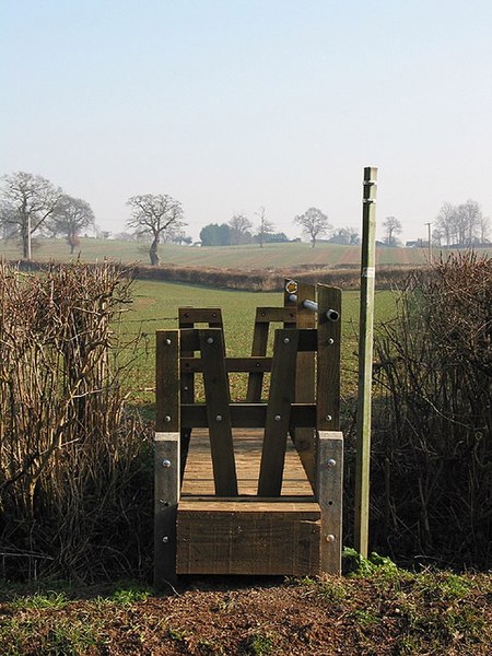 File:Footpath to Broom's Green - geograph.org.uk - 694539.jpg