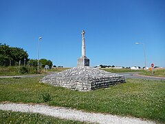 Croix, ou calvaire, à l'ouest du bourg.