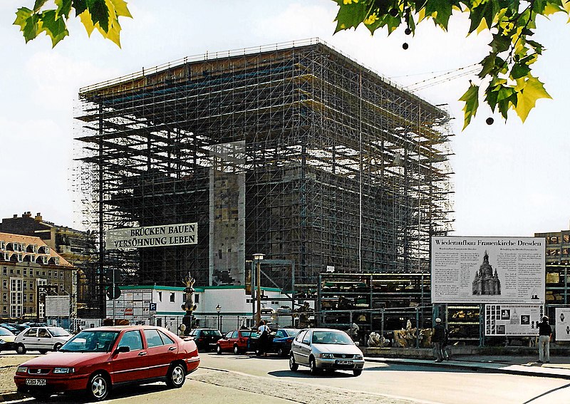 File:Frauenkirche Dresden 2000 (Retouched).jpg