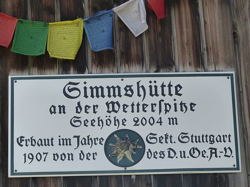 File:Frederick-Simms-Hütte Hüttenschild.jpg