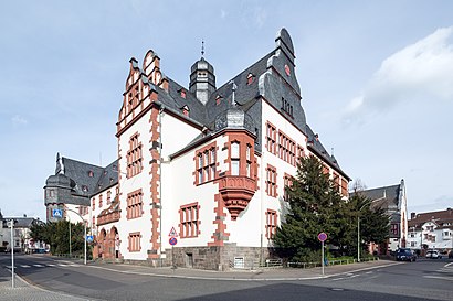 So kommt man zu Augustinerschule mit den Öffentlichen - Mehr zum Ort Hier