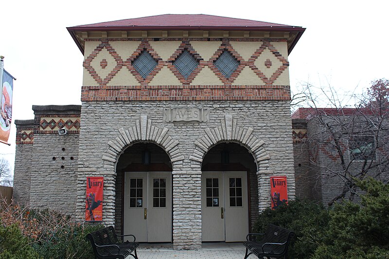 File:Front Entrance to the Aves Building.jpg