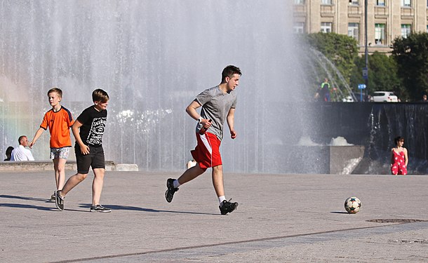Fußballspielen auf dem Moskauer Platz, St. Petersburg 2H1A5754WI