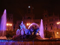La Fuente de Cibeles con el Palacio de Comunicaciones detrás, iconos de Madrid, aquí iluminados por la noche.
