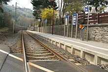 La vía y el andén de la parada del tren.