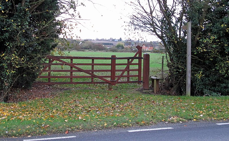 File:Gate, stile, footpath marker - geograph.org.uk - 2679922.jpg