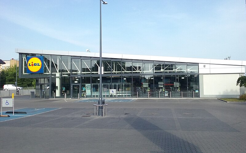 File:German discount store Lidl on the largest housing estate "Niebrów" in Tomaszów Mazowiecki, Poland.jpg