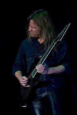 Glen_Drover_performing_in_Dubai_with_Megadeth_2005.jpg
