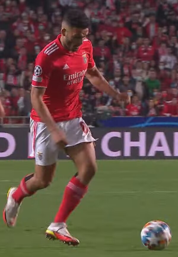 Ramos playing for Benfica in 2022