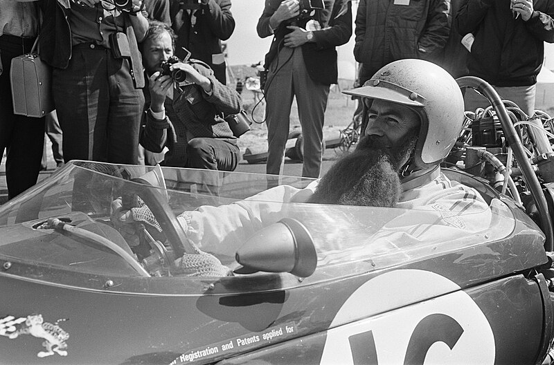 File:Grand Prix te Zandvoort, Jack Brabham met nepbaard, Bestanddeelnr 919-3866.jpg