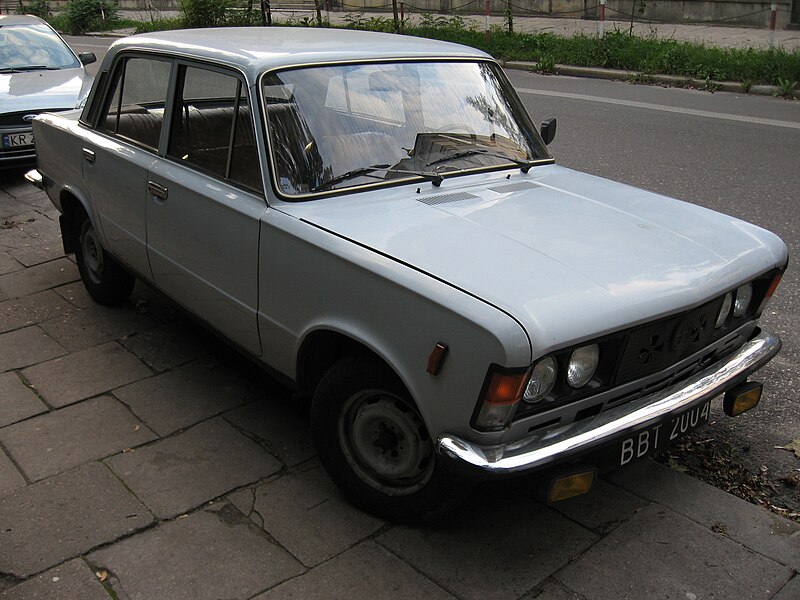 File:Grey FSO 125p 1.5 C on Mikołaja Kopernika street in Kraków (2).jpg