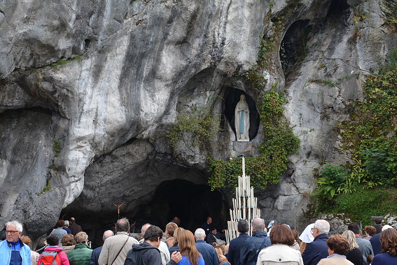 File:Grotta di Lourdes 3.JPG
