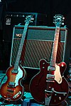 Guitarras de McCartney y Harrison.jpg